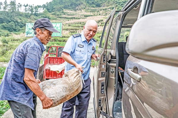 自费买辆二手车一年“跑腿”十万里 “跑跑书记”乐为4000多名村民KAIYUN办实事(图1)